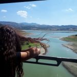Ragazza affacciata su treno che attraversa il paesaggio dell'Irpinia